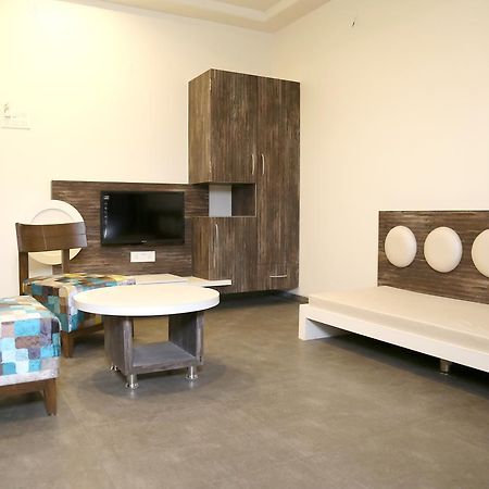 Hotel Vrinda Latur Ngoại thất bức ảnh