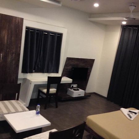 Hotel Vrinda Latur Ngoại thất bức ảnh