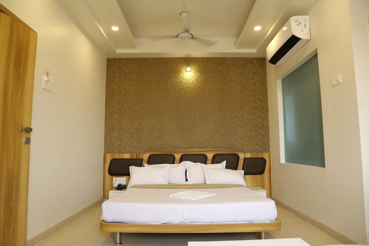 Hotel Vrinda Latur Ngoại thất bức ảnh