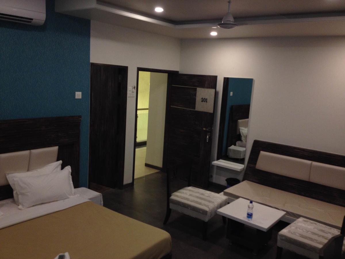 Hotel Vrinda Latur Ngoại thất bức ảnh